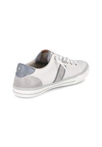 Sneaker bianca con accenti grigi, realizzata in materiale perforato. Caratterizzata da lacci piatti, punta rotonda e suola in gomma con strisce orizzontali.