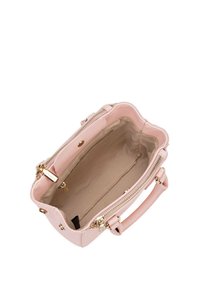 Roze leren handtas met een tekstuurafwerking, hardware in goudkleur, ritssluiting en een ruime interieur met stoffen voering en vakken.