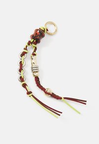 Portachiavi realizzato con cordini intrecciati marroni e gialli, caratterizzato da una perlina rossa, anelli argentati, un accento dorato e frange pendenti.