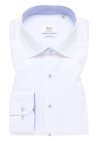 Witte overhemd met een moderne fit; heeft een contrasterende lichtblauwe gestreepte kraag en knoopsluiting, en blauwe knoopaccenten. Netjes gevouwen.