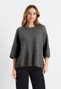 Koolgrijs gebreid sweater met brede driekwartmouwen en een textuurafwerking; ronde halslijn en een losse pasvorm.