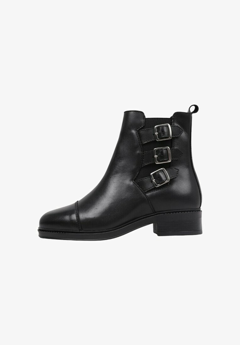 Bottine en cuir noir à bout arrondi, avec trois boucles décoratives sur le côté et un petit talon carré. Texture lisse et design minimaliste.