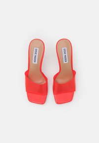 Steve Madden SIGNAL - Mules de salto - clear red