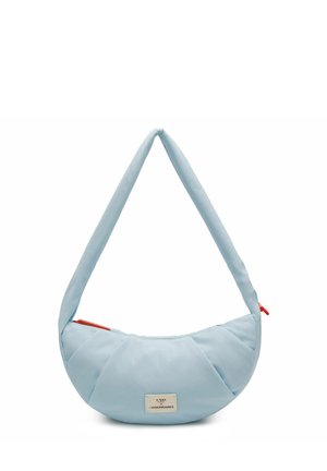 Bolso de hombro azul claro con forma de media luna, con correa acolchada y tirador de cremallera rojo.