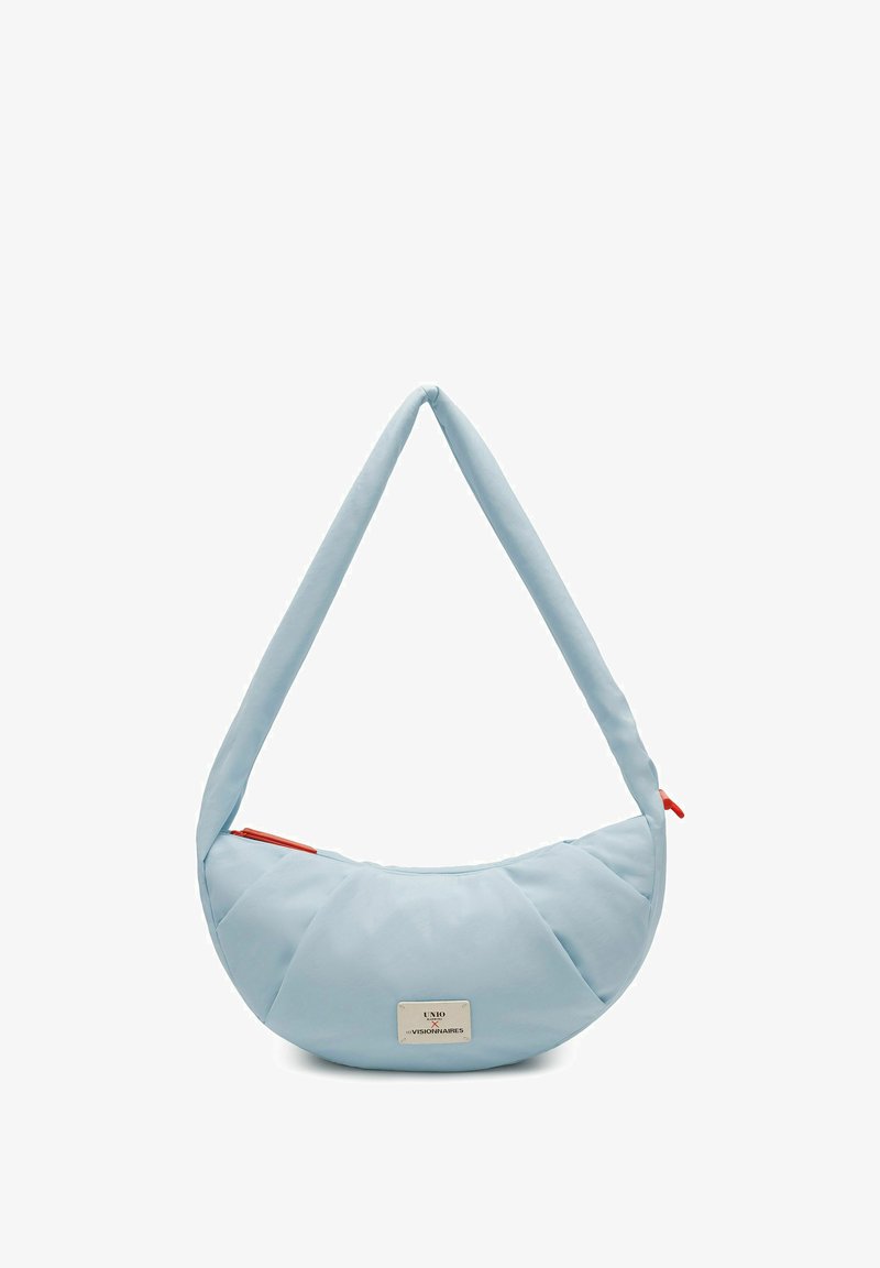 Sac d'épaule bleu clair en forme de croissant avec bandoulière rembourrée et tirette de fermeture éclair rouge.