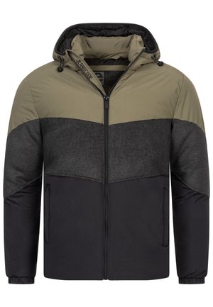 Chaqueta con capucha que presenta un diseño de bloques de colores en verde oliva, gris oscuro y negro. Hecha de materiales suaves con puños elásticos y cierre de cremallera.