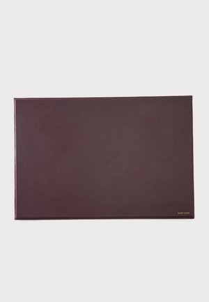 Sous-main rectangulaire en cuir marron foncé, aux bords cousus et orné d’un petit logo Ralph Lauren, présenté sur un fond clair uni.