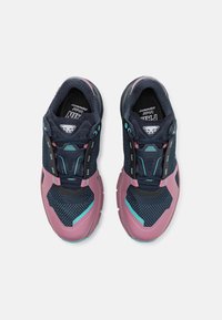Herresportssko med et navy mesh-overdel, der har pink og teal accenter, tekstureret gummisål og forstærket tåhætte.