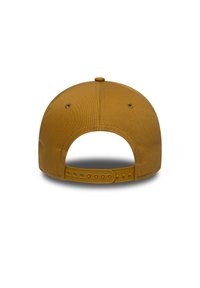 Κίτρινο βαμβακερό καπέλο με απαλό υφή, διαθέτει πλαστικό ρυθμιζόμενο λουράκι και οπές αερισμού στο πίσω μέρος.