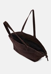 Καφέ σουέτ τσάντα tote με μακριές λαβές, ανοικτή κορυφή και εσωτερική τσέπη με φερμουάρ. Διαθέτει μαλακή υφή και απλό, ορθογώνιο σχήμα.