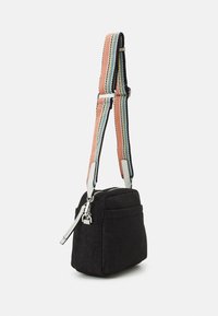 Petit sac bandoulière noir avec poche avant et sangle en tissu multicolore réglable avec ferrures argentées et tirette de fermeture éclair.
