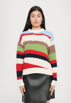 Pull en tricot avec des rayures multicolores rouge, vert, bleu et marron, doté d'un col rond côtelé et d'éléments de conception texturés.