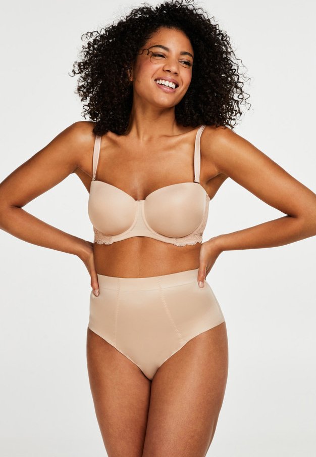 Sostenedor nude con detalles de encaje y copas lisas, combinado con braguitas nude de cintura alta, ambos en un diseño sin costuras y con una textura suave.