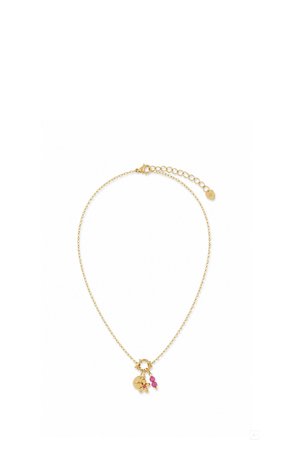 Zarte Goldkette mit drei kleinen Anhängern, darunter eine runde Scheibe, eine Blume und zwei rosa Perlenanhänger, auf weißem Hintergrund.
