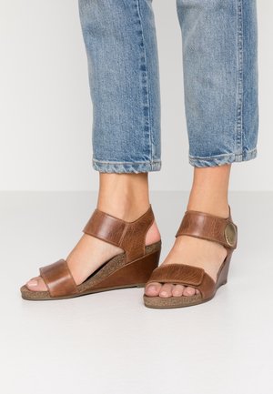 Ca'Shott Sandály na klínu - cognac