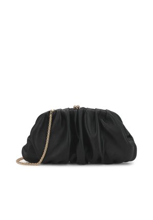 Sort indsamlet læder clutch taske med guld lukning og tyndt guld kædderem, der ligger til siden på en hvid baggrund.