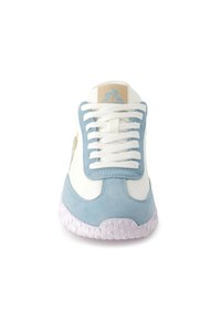Sneaker con tomaia in pelle bianca e dettagli in camoscio blu, lacci bianchi, suola in gomma textured e un logo sulla linguetta.