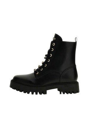 Stivale militare in pelle nera con lacci frontali, occhielli metallici, linguetta sul tallone e suola spessa con righe.