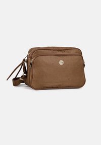 Borsa a tracolla marrone con texture, dotata di due cerniere, logo e tracolla regolabile. Presenta un design elegante e compartimenti pratici.