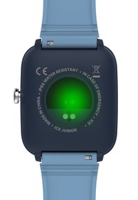 Blauw siliconen horloge met een donkerblauwe kast, verlicht met een groen licht, gemarkeerd met IP68 waterbestendigheid en logo details.