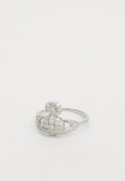 Sølvring med en kuppel med et kors som accent, omkranset af en cirkulær ring besat med små klare sten.