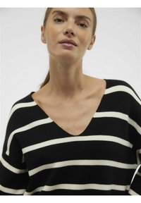 Schwarz-weiß gestreifter Pullover mit V-Ausschnitt, kurzen Ärmeln und weichem Material. Die Streifen sind kräftig und gleichmäßig verteilt.