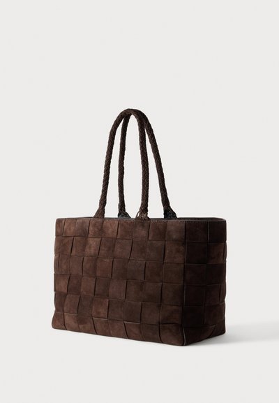 Καφέ τσάντα ώμου από σουέντ με υφή πλεξίματος και πλεγμένες λαβές. Ορθογώνιο σχήμα με φερμουάρ στη κορυφή.