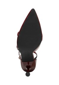 Scarpa con tacco alto in vernice rossa, con punta affilata, che presenta una superficie liscia, una sottile cinghia alla caviglia e una suola in gomma con righe orizzontali.