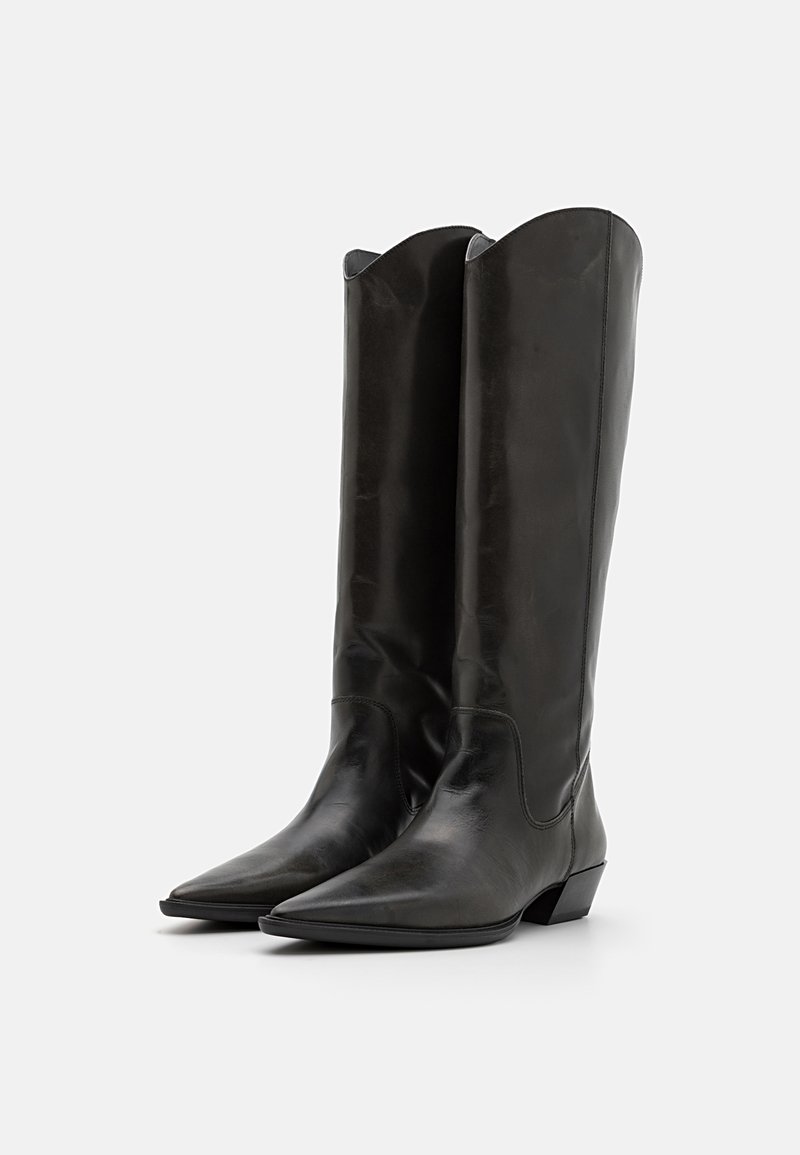 Botas de cuero negro hasta la rodilla con punta afilada, borde superior curvado y tacón bajo en bloque; textura suave, diseño elegante y estilo minimalista.