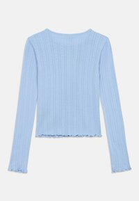 Ανοιχτό μπλε μακρυμάνικη μπλούζα με στρογγυλή λαιμόκοψη και κυματιστό τελείωμα. Διαθέτει υφή με ελαφρώς ανάγλυφες γραμμές.