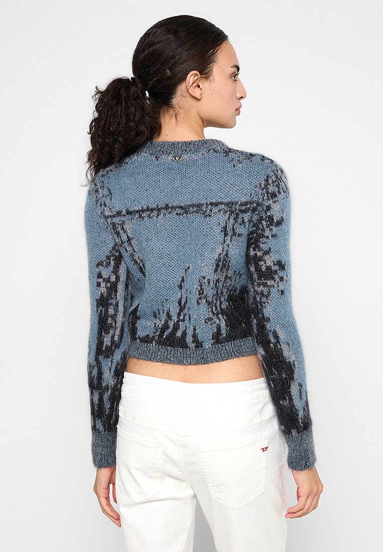 Blau gemusterter Strickpullover mit langen Ärmeln, verkürztem Design und kontrastierenden schwarzen Akzenten. Verfügt über einen runden Ausschnitt und strukturiertes Material.