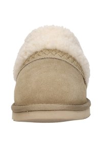 Beige suède pantoffels met een donzige crème schapenvachtmanchet. Kenmerken zijn een gevlochten accent langs de manchet en een flexibele, lichtgekleurde zool.