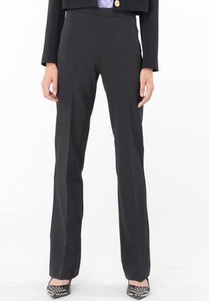 Pantaloni neri con un taglio dritto, realizzati in un tessuto morbido e con vita alta. Decorati con una leggera lucentezza per aggiungere profondità.