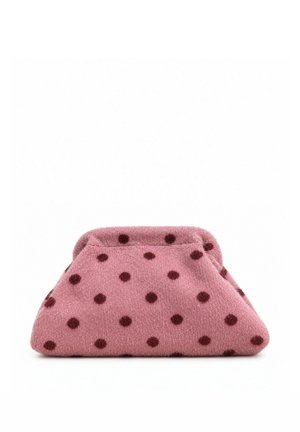 Bolso de mano de punto rosa con lunares de color burdeos oscuro y cierre metálico de marco, sobre un fondo blanco.