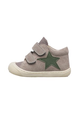 Scarpa da bambino in camoscio grigio con due cinturini in velcro e una stella verde sul lato, con suola e puntale in gomma bianca.