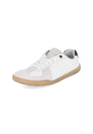 Baskets décontractées blanches et gris clair avec lacets blancs, semelle en gomme et détail noir au talon, vues en angle latéral trois quarts.