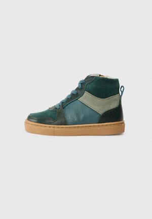 Sneakers typu high-top z mieszanką ciemnozielonej skóry i zamszu, jasn zielonymi akcentami, niebieskimi sznurowadłami oraz beżową gumową podeszwą.