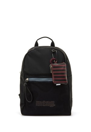 Sac à dos noir avec poche avant en mesh, nom de marque visible et une pochette rayée rouge et noire attachée par un cordon en spirale et un mousqueton.