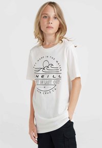 Camiseta de algodón blanca con estampado gráfico negro. Cuenta con un escote redondeado y mangas cortas. El texto incluye el nombre de la marca y olas estilizadas.