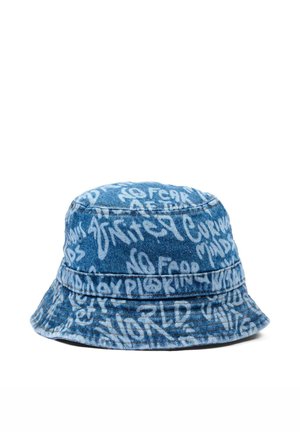 Sombrero tipo bucket de mezclilla azul con texto blanco estilo graffiti que cubre la tela, mostrado sobre fondo blanco.
