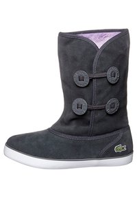 Bottine en daim gris avec doublure violette douce, deux boutons décoratifs noirs, semelle en caoutchouc blanche et détail de logo brodé.