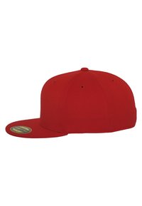 Punane snapback müts, millel on lapik visiooni, ümar kroon ja ventilatsiooniaugud. Suurte gold ringikujuline logo kleebis äärel.