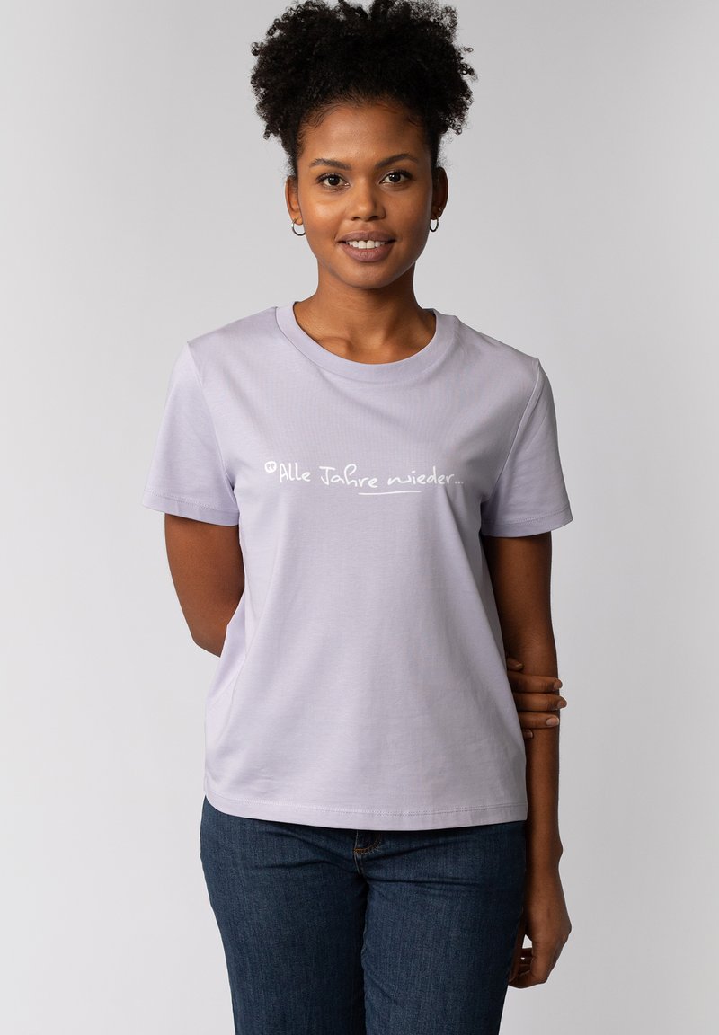 Lichtpaars katoenen T-shirt met een ronde hals en korte mouwen. Voorzien van een witte tekstprint op de borst. Gecombineerd met donkere spijkerbroek.