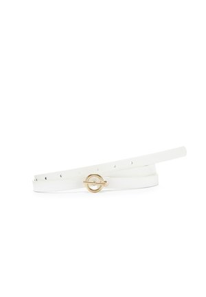 Biały skórzany pasek o smukłym designie z okrągłą, złotą klamrą, ułożony płasko na białym tle.