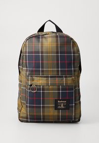 Zöld, tengerészkék, piros és sárga kockás mintázatú hátizsák, elülső cipzáras zsebbel, fekete fogantyúval és Barbour logóval, amelyen világítótorony design található.