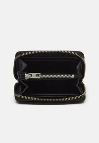 Cartera de cuero negro con exterior texturizado, cremallera dorada e interior vacío con ranuras para tarjetas y un compartimento central con cremallera.