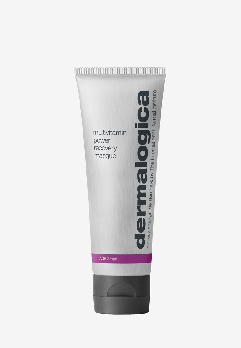 Dermalogica Multivitamin Power Recovery Maske in einer metallic-silbrigen Tube mit einem schwarzen Flip-Cap, versehen mit fettem schwarzen Text und einem lila Akzentband.
