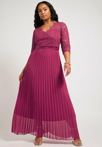Plum-pitu maxi mekko, jossa on pitsikuvioinen yläosa, kolme neljäsosaa hihat, laskostettu hame ja satiinivyötärö. Pehmeä tekstuuri ja virtaava muotoilu.