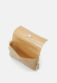 Złoto-srebrna metaliczna kopertówka o prostokątnym kształcie, z magnetycznym zapięciem i ozdobnym łańcuszkiem. Wnętrze wyściełane i otwarte.