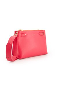 Lys pink struktureret lædertaske med lynlås, gyldent hardware og en aftagelig rem. Har to små håndtag til nem bæring.